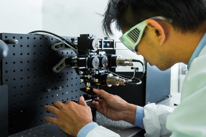 Dr Steve Lee works on a laser microscope system. Image Stuart Hay, ANU